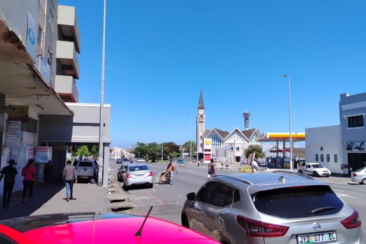 Open Plan Commercial Shop Space – Prime Main Road Location - Photo 5