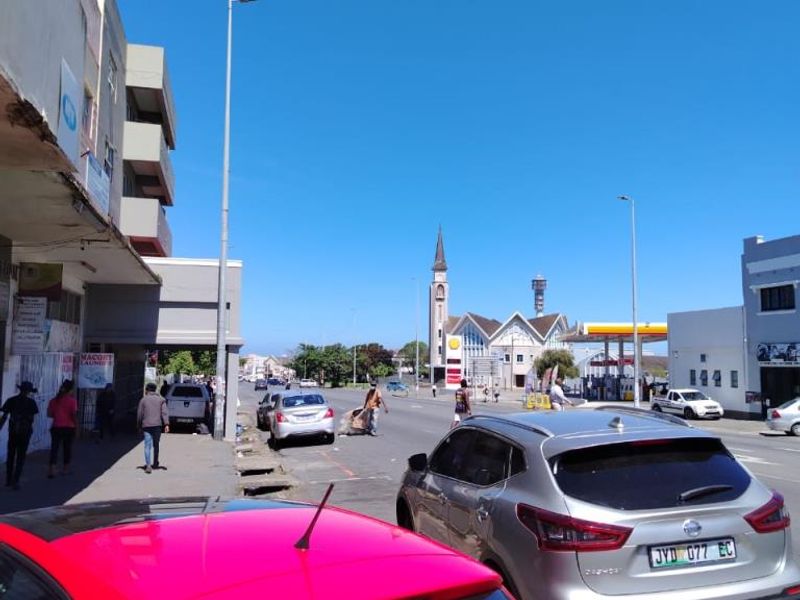 Open Plan Commercial Shop Space – Prime Main Road Location - Photo 5