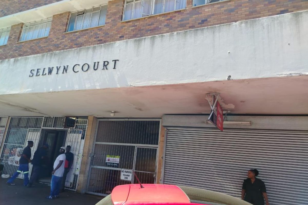 Open Plan Commercial Shop Space – Prime Main Road Location - Photo 4