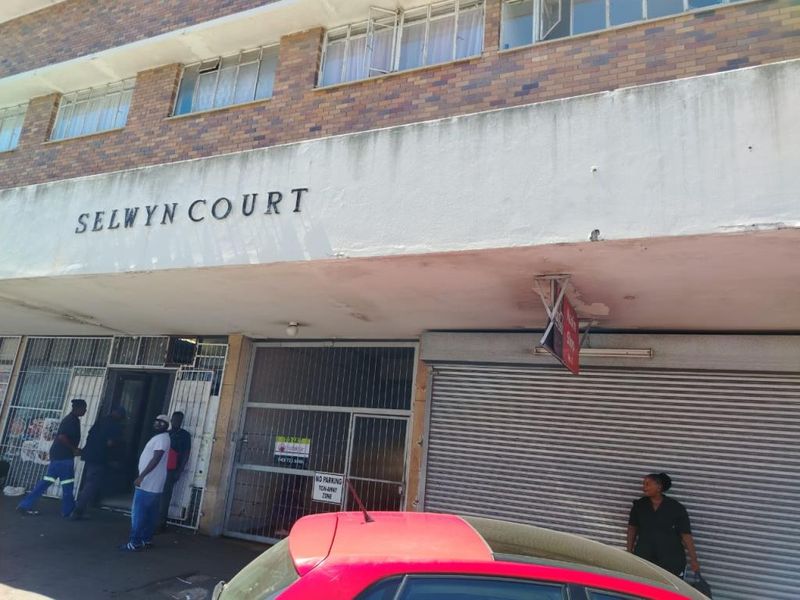 Open Plan Commercial Shop Space – Prime Main Road Location - Photo 4