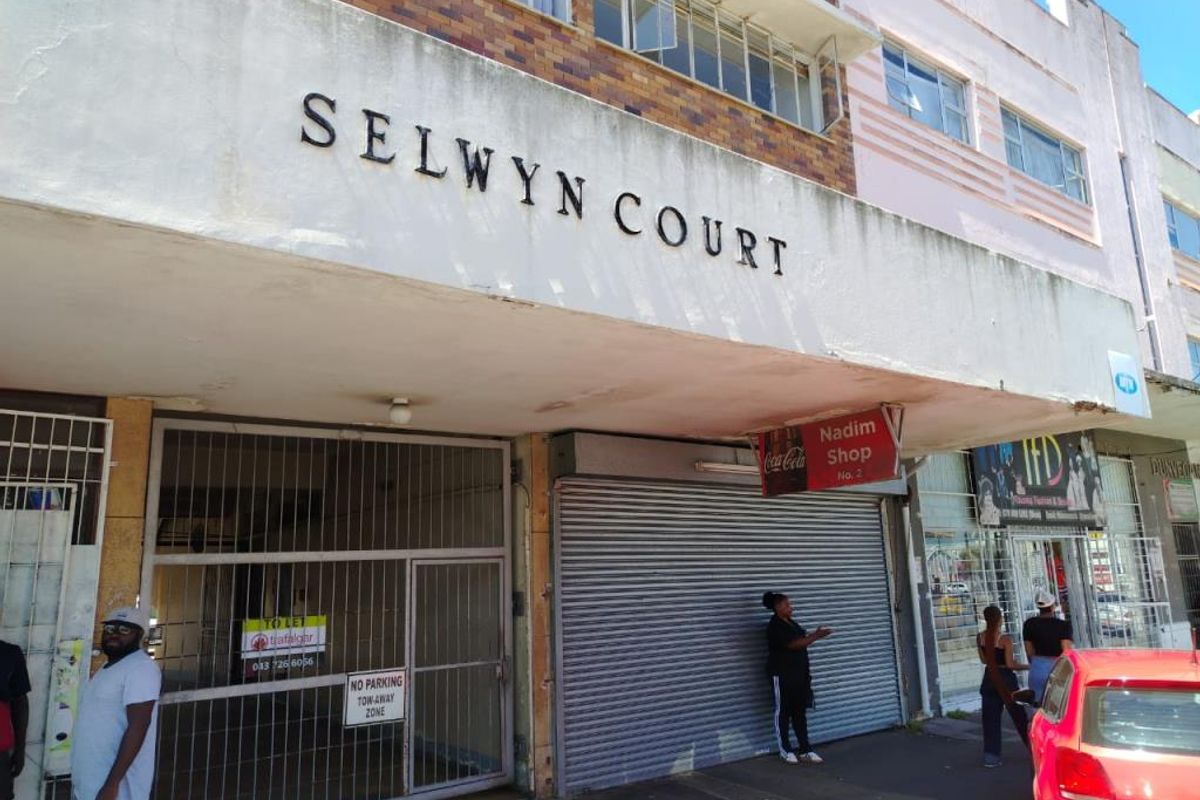 Open Plan Commercial Shop Space – Prime Main Road Location - Photo 3