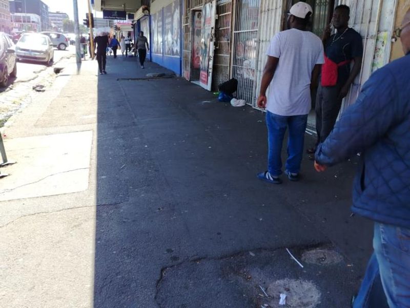 Open Plan Commercial Shop Space – Prime Main Road Location - Photo 7