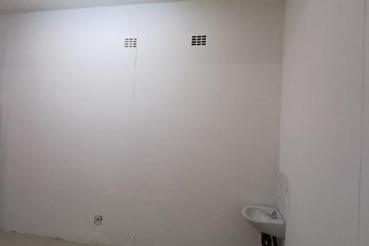 Open Plan Commercial Shop Space – Prime Main Road Location - Photo 3
