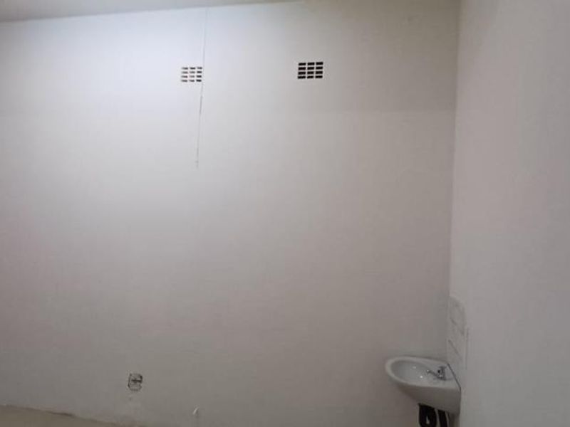 Open Plan Commercial Shop Space – Prime Main Road Location - Photo 3