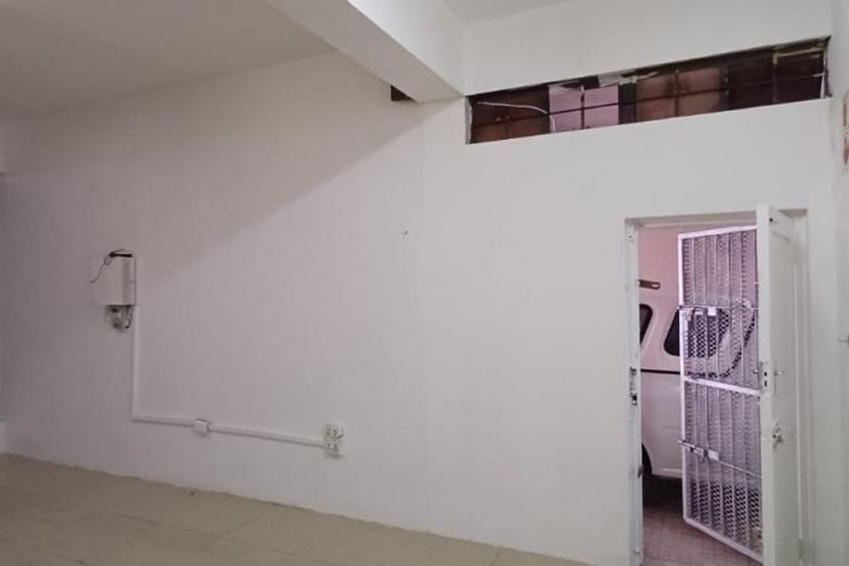Open Plan Commercial Shop Space – Prime Main Road Location - Photo 2