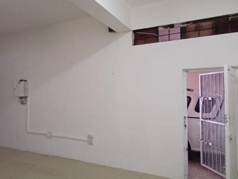 Open Plan Commercial Shop Space – Prime Main Road Location - Photo 2