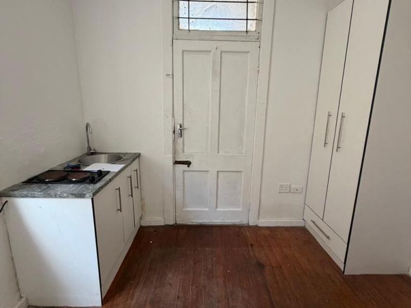 Room to Rent – Tennyson Street, Quigney - Photo 3