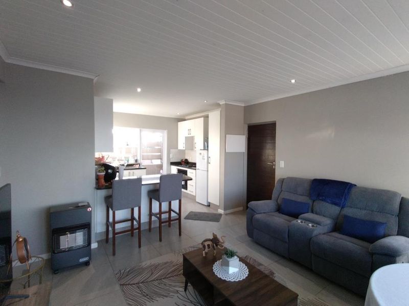 Secure & Stylish 2-Bedroom Flat in The Boulders, Sunnyridge - Photo 2