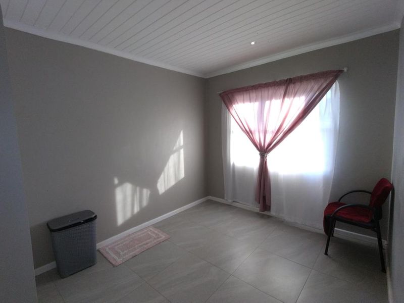 Secure & Stylish 2-Bedroom Flat in The Boulders, Sunnyridge - Photo 7