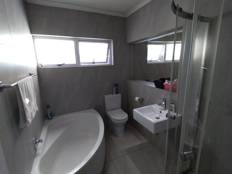 Secure & Stylish 2-Bedroom Flat in The Boulders, Sunnyridge - Photo 9