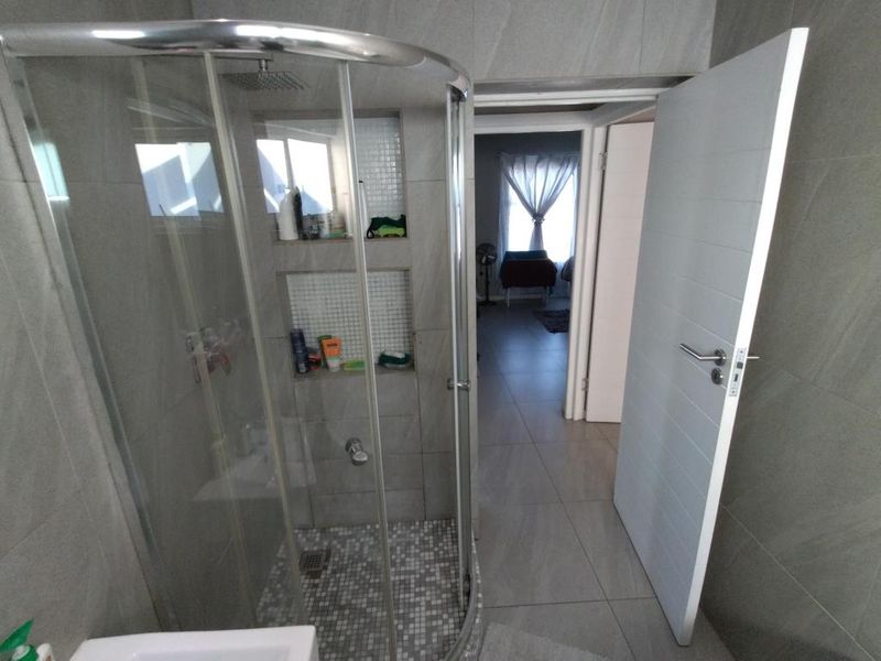 Secure & Stylish 2-Bedroom Flat in The Boulders, Sunnyridge - Photo 10