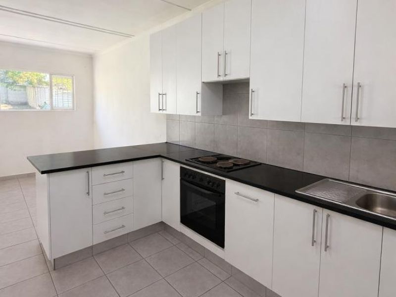 Immaculate 3 Bedroom House For Rent in Fourteenth Avenue, Gonubie - Photo 3