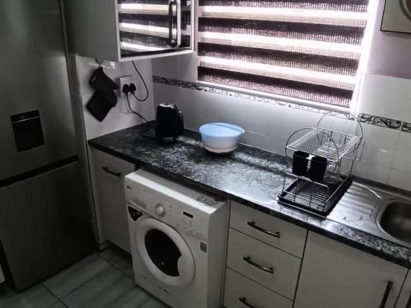 Spacious 2 Bedroom Apartment For Rent in Joycom Court, Southernwood - Photo 5