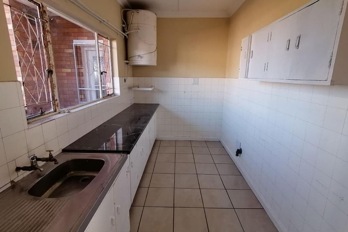 Newly Renovated 1 Bedroom Apartment in Shalimar Court, Southernwood - Photo 2