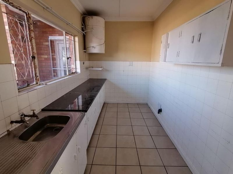 Newly Renovated 1 Bedroom Apartment in Shalimar Court, Southernwood - Photo 2