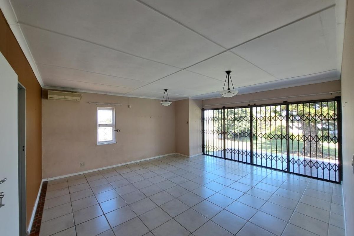 Spacious 2 Bedroom Flat For Rent in Fifteenth Avenue, Gonubie - Photo 3