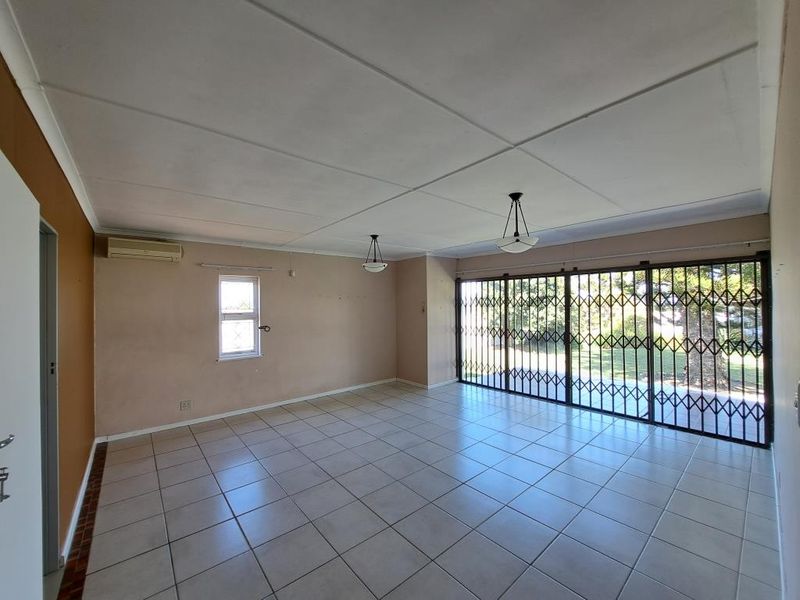 Spacious 2 Bedroom Flat For Rent in Fifteenth Avenue, Gonubie - Photo 3