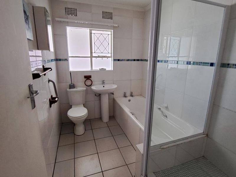 Spacious 2 Bedroom Flat For Rent in Fifteenth Avenue, Gonubie - Photo 9