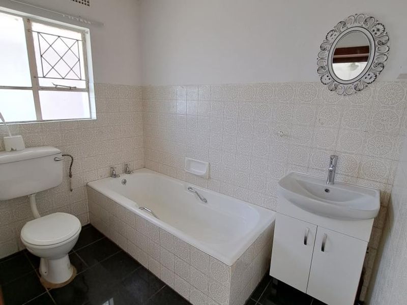 Spacious 2 Bedroom Flat For Rent in Fifteenth Avenue, Gonubie - Photo 7