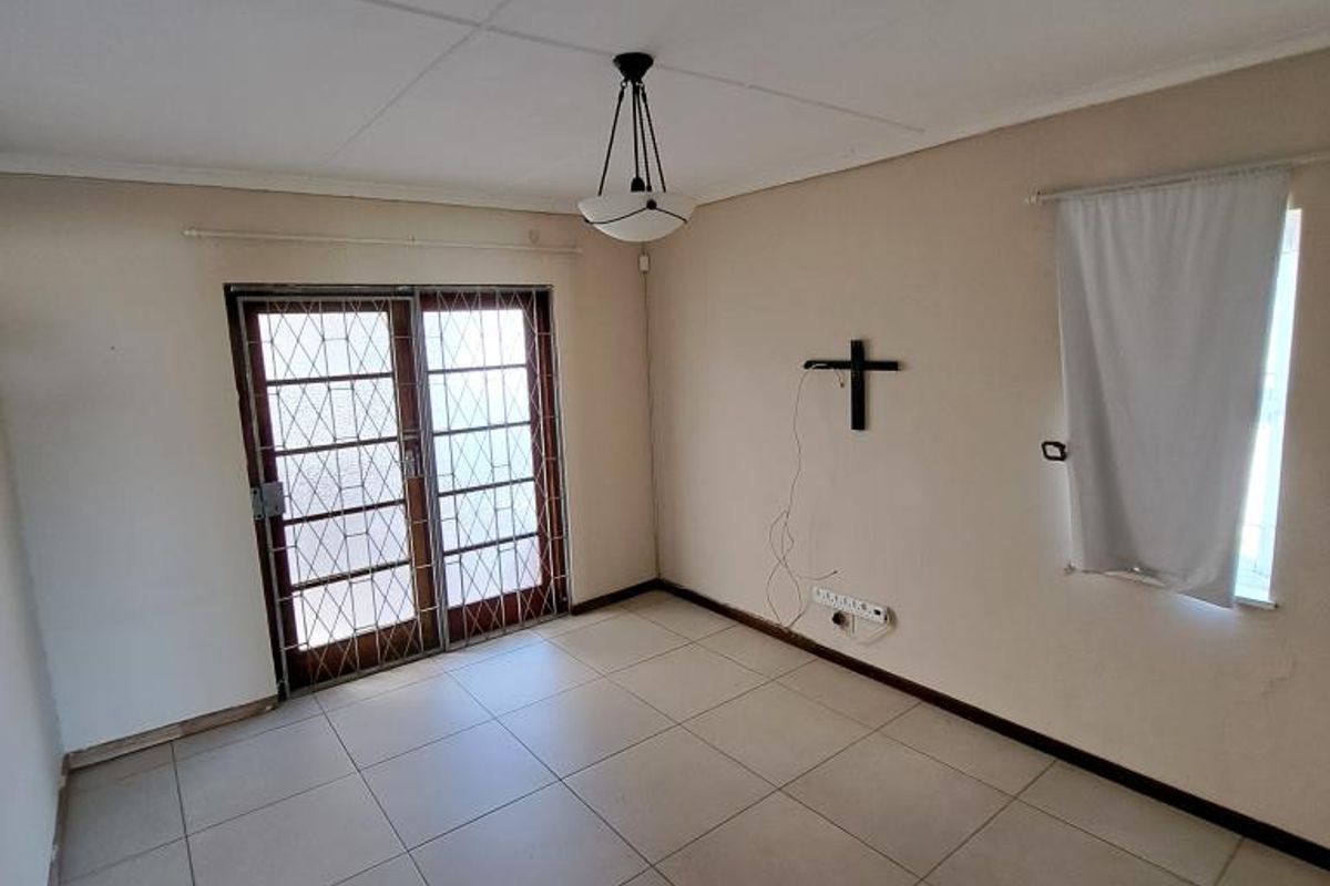 Spacious 2 Bedroom Flat For Rent in Fifteenth Avenue, Gonubie - Photo 2