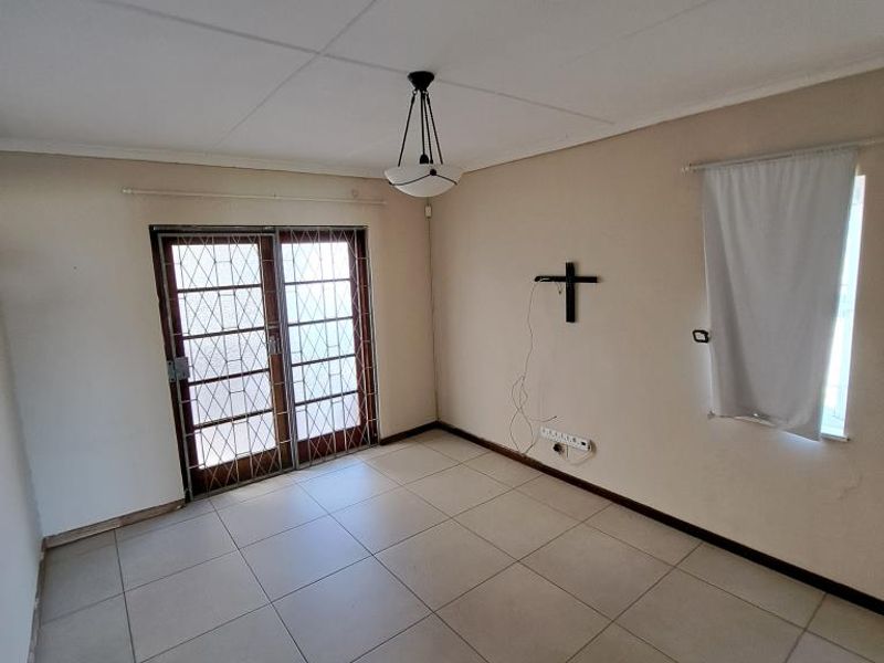 Spacious 2 Bedroom Flat For Rent in Fifteenth Avenue, Gonubie - Photo 2