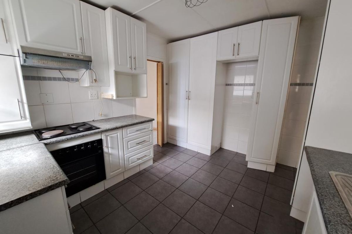 Spacious 2 Bedroom Flat For Rent in Fifteenth Avenue, Gonubie - Photo 5