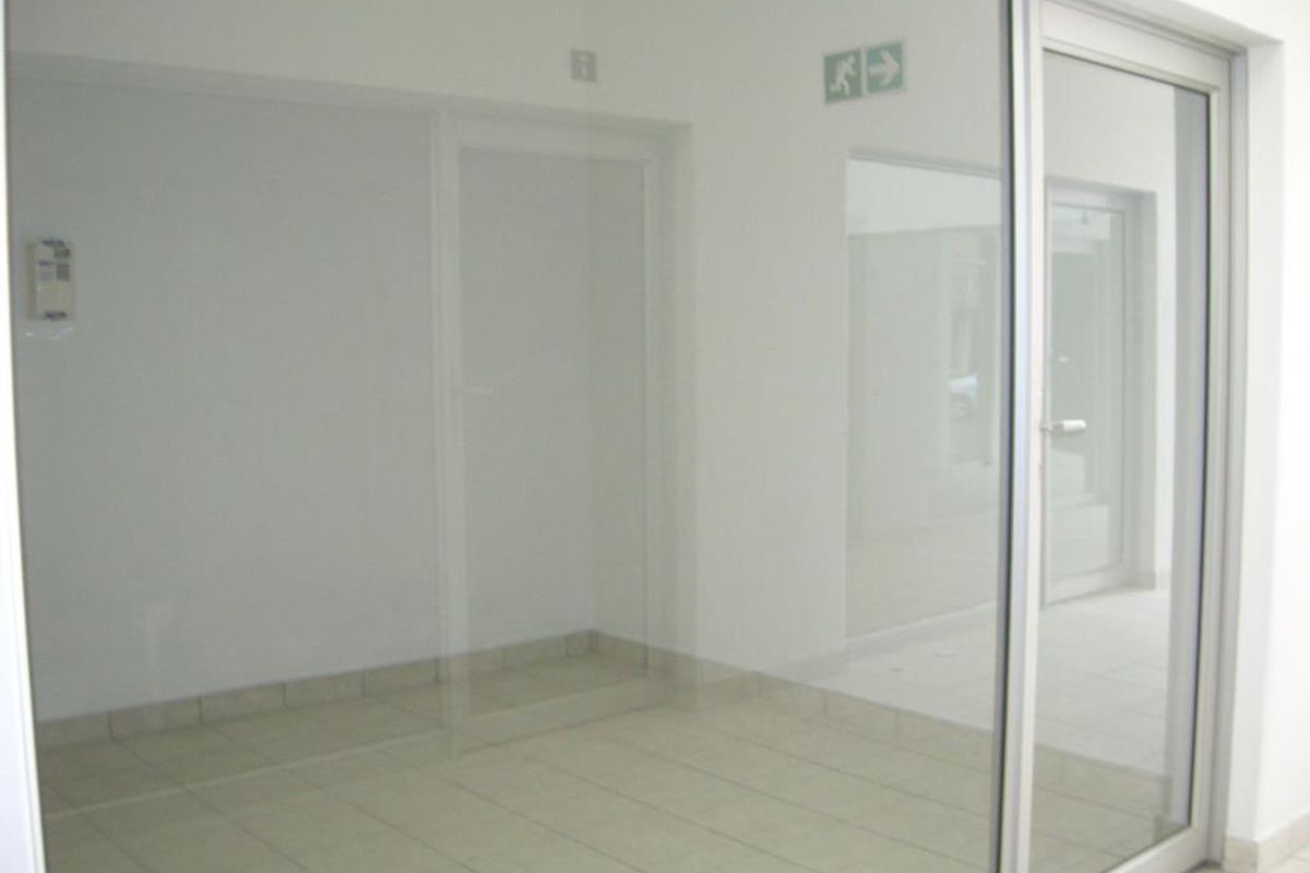 Conveniently and secure arcade shop availalble to rent - Photo 4