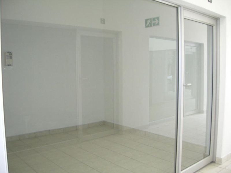 Conveniently and secure arcade shop availalble to rent - Photo 4