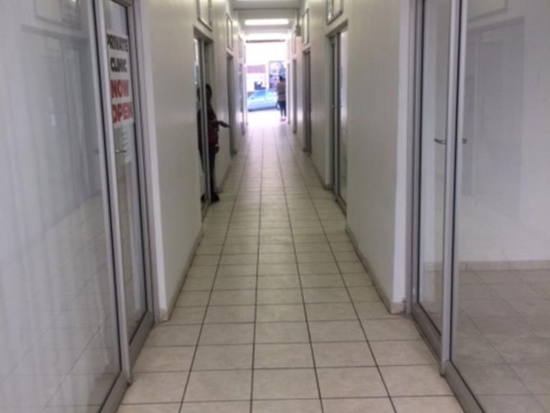 Conveniently and secure arcade shop availalble to rent - Photo 8