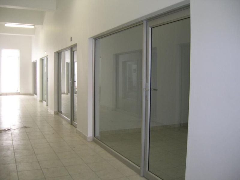Conveniently and secure arcade shop availalble to rent - Photo 6