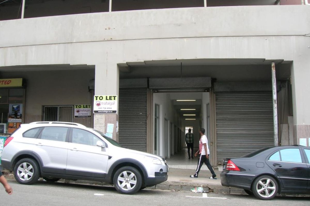 Conveniently and secure arcade shop availalble to rent - Photo 3