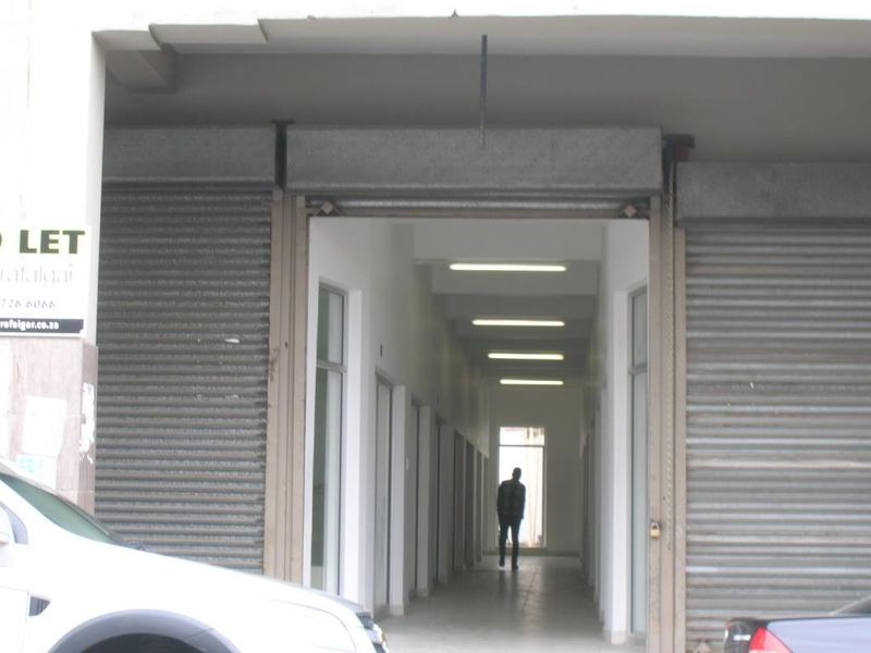 Conveniently and secure arcade shop availalble to rent - Photo 9