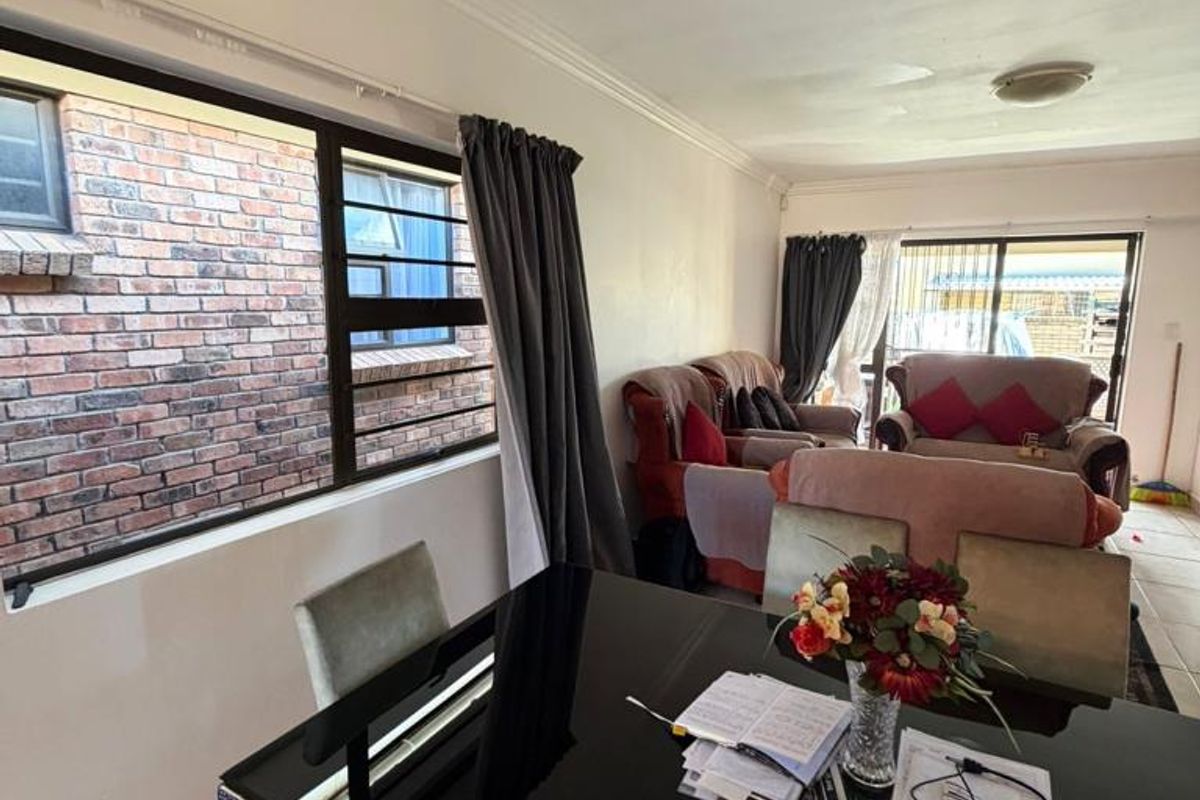 Spacious 3 Bedroom Townhouse For Rent in Jago Place, Gonubie - Photo 4