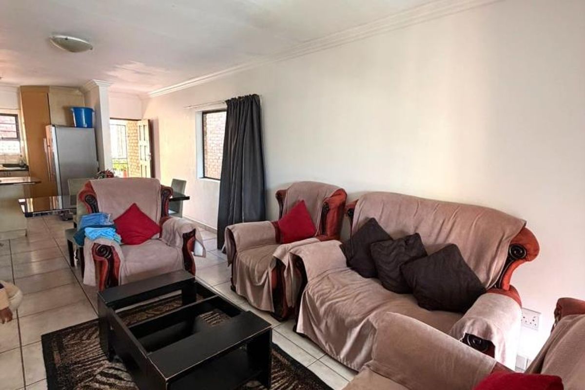 Spacious 3 Bedroom Townhouse For Rent in Jago Place, Gonubie - Photo 2