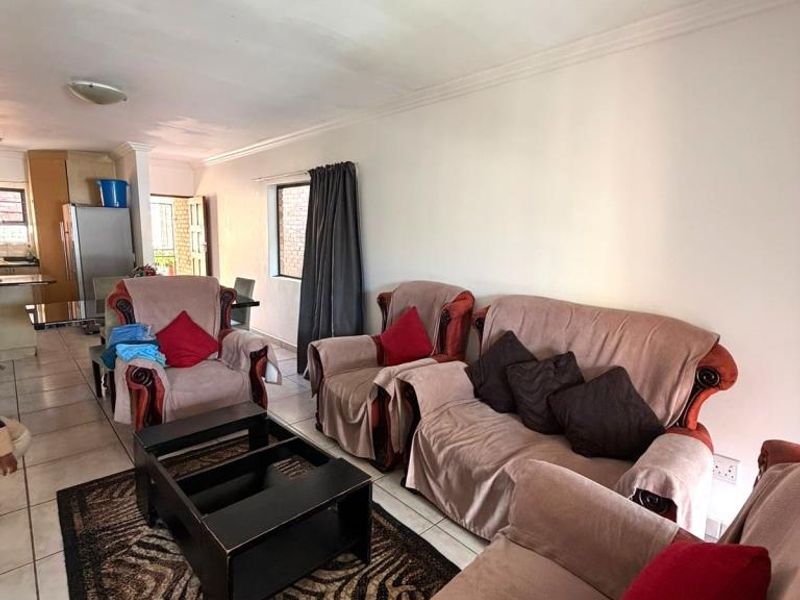 Spacious 3 Bedroom Townhouse For Rent in Jago Place, Gonubie - Photo 2
