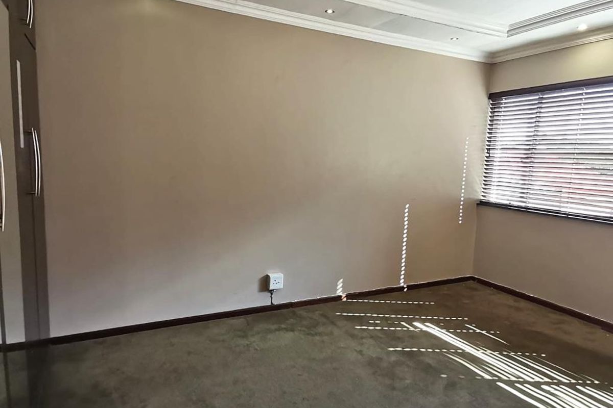 Spacious Two Bedroom APartment For Rent in Sherwood Court, Southernwood - Photo 5
