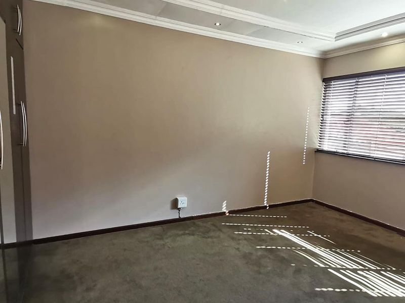 Spacious Two Bedroom APartment For Rent in Sherwood Court, Southernwood - Photo 5