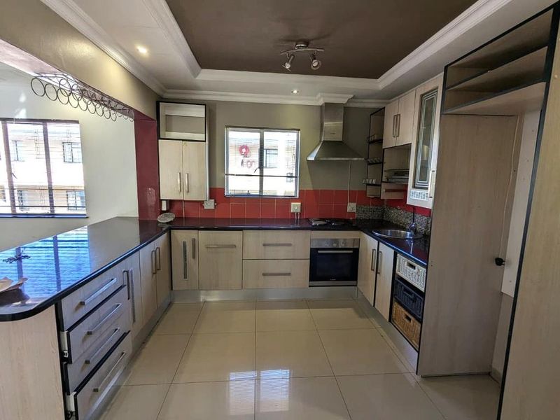 Spacious Two Bedroom APartment For Rent in Sherwood Court, Southernwood - Photo 4