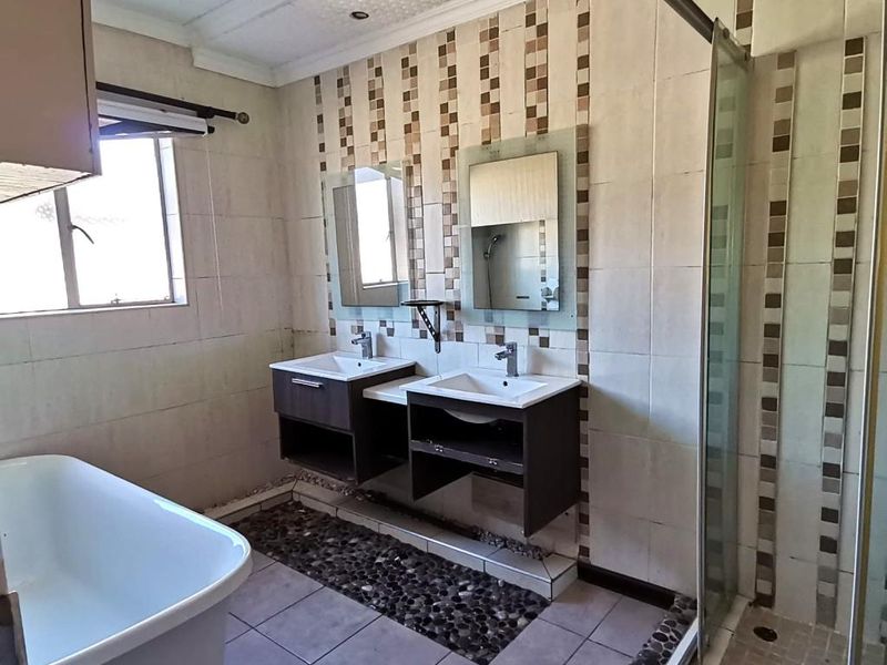 Spacious Two Bedroom APartment For Rent in Sherwood Court, Southernwood - Photo 9