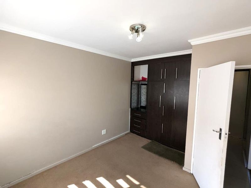 Spacious Two Bedroom APartment For Rent in Sherwood Court, Southernwood - Photo 8
