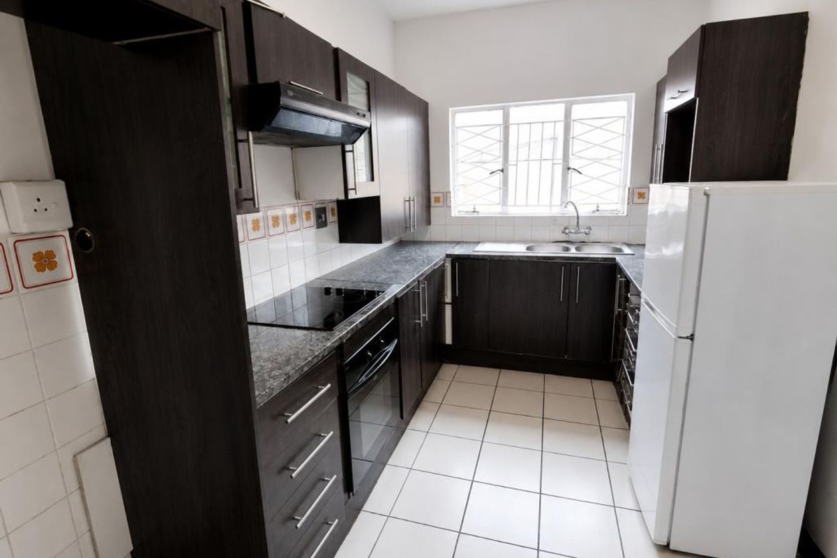 Beautiful 3 Bedroom Townhouse For Rent in Mount Anne, Amalinda - Photo 4