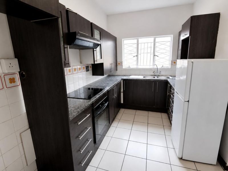 Beautiful 3 Bedroom Townhouse For Rent in Mount Anne, Amalinda - Photo 4