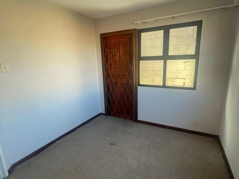 Neat 2 Bedroom Flat For Rent in Quigney - Photo 5
