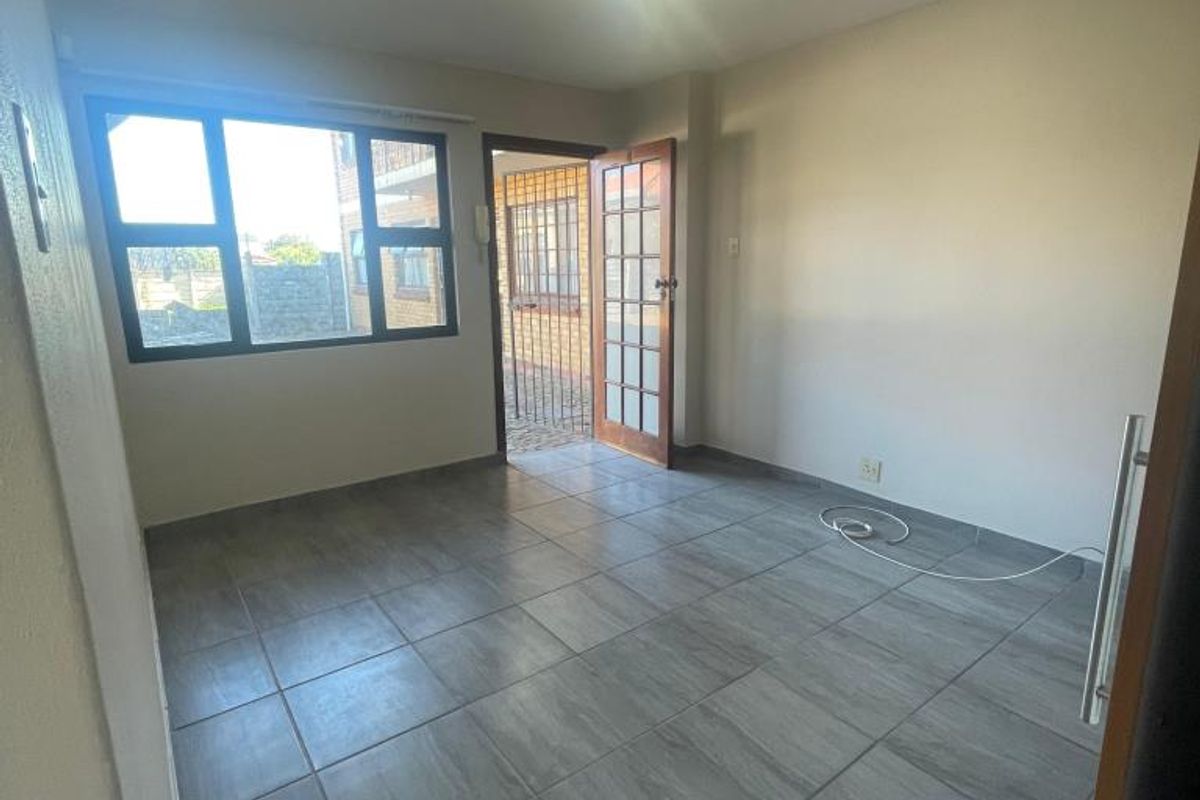 Neat 2 Bedroom Flat For Rent in Quigney - Photo 3