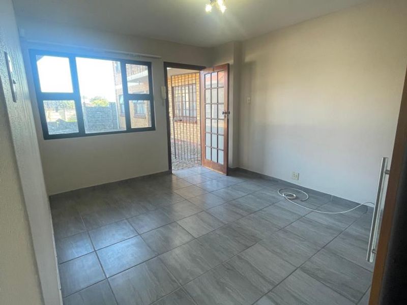 Neat 2 Bedroom Flat For Rent in Quigney - Photo 3