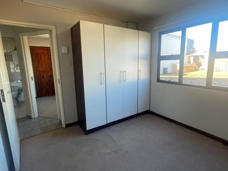 Neat 2 Bedroom Flat For Rent in Quigney - Photo 7