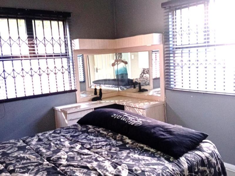 Lovey and Spacious 2-Bedroom Ground Floor Apartment with garden, To Let – Central Pinetown - Photo 4
