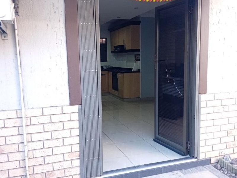 Lovey and Spacious 2-Bedroom Ground Floor Apartment with garden, To Let – Central Pinetown - Photo 7