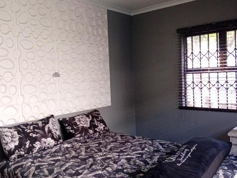 Lovey and Spacious 2-Bedroom Ground Floor Apartment with garden, To Let – Central Pinetown - Photo 2