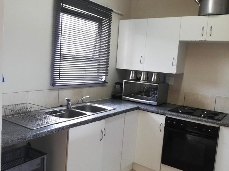 Beautiful 2 Bedroom Flat For Rent in Sunset Valley - Photo 4